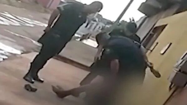 Imagem Ilustrando a Notícia: Vídeo: policiais militares dão socos e chineladas em morador de rua de Formosa