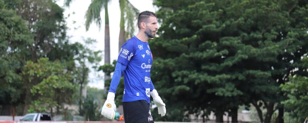 Imagem Ilustrando a Notícia: Vila Nova apresenta o goleiro Vanderlei, que se diz preparado para contribuir com o clube