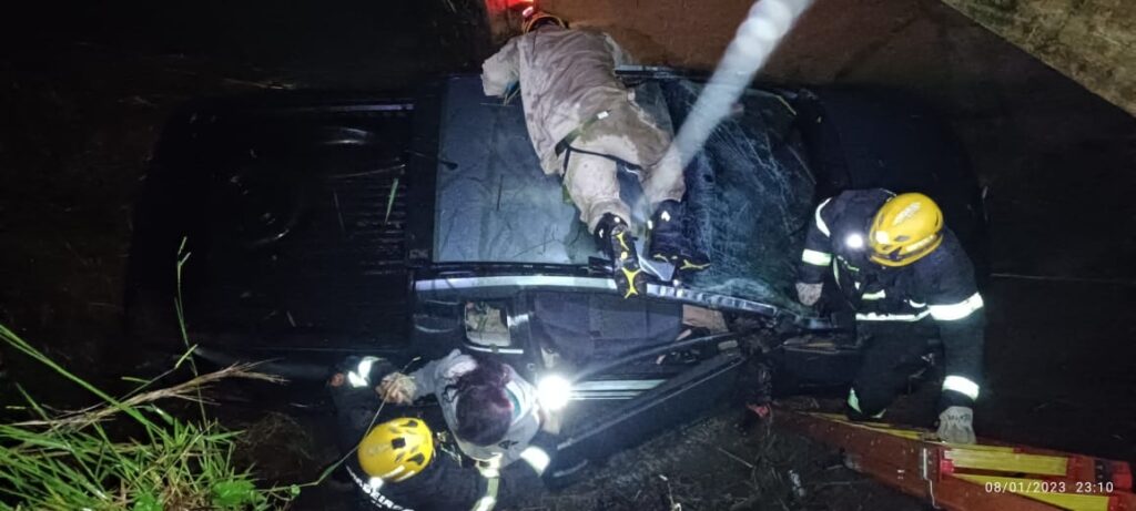 Imagem Ilustrando a Notícia: Veículo cai em córrego com duas pessoas, em Caldas Novas