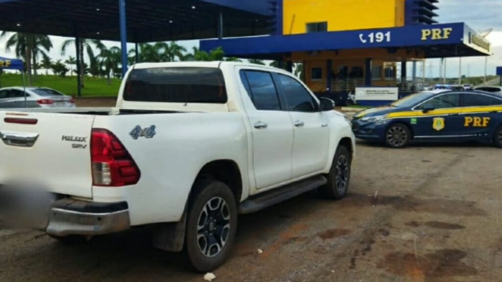 Imagem Ilustrando a Notícia: PRF prende homem sem CNH que dirigia caminhonete roubada próximo a Anápolis