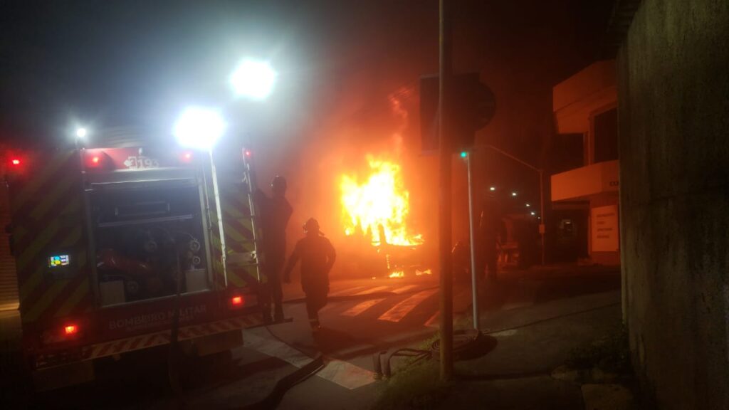 Imagem Ilustrando a Notícia: Ônibus pega fogo em Anápolis após colidir com carreta