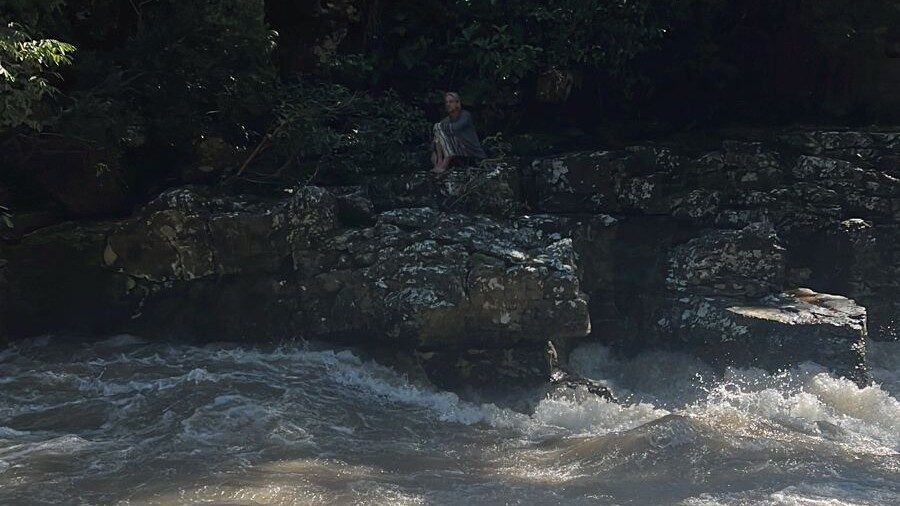 Imagem Ilustrando a Notícia: Um turista desaparece e outro fica ilhado em cachoeira após aumento repentino da água, em Alto Paraíso