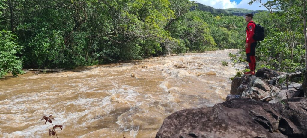 Imagem Ilustrando a Notícia: Mergulhadores continuam buscas por desaparecido em cachoeira de Alto Paraíso de Goiás