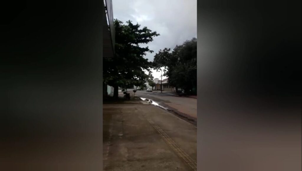 Imagem Ilustrando a Notícia: Após denúncia, prefeitura faz limpeza de bocas de lobo em rua alagada no Bairro Goiá