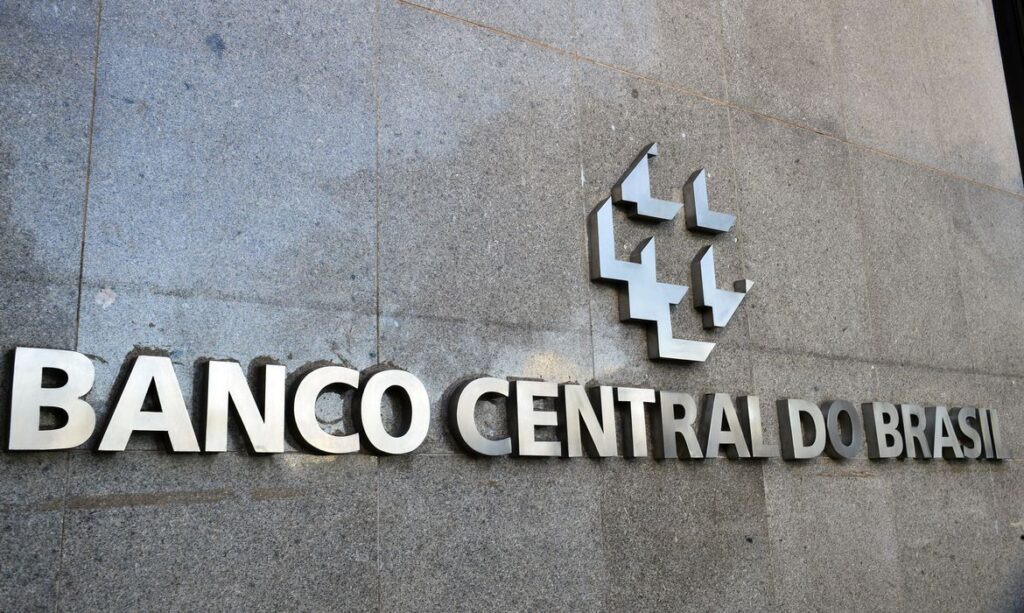 Imagem Ilustrando a Notícia: Banco Central aumenta projeção de crescimento da economia de 1% para 1,2%