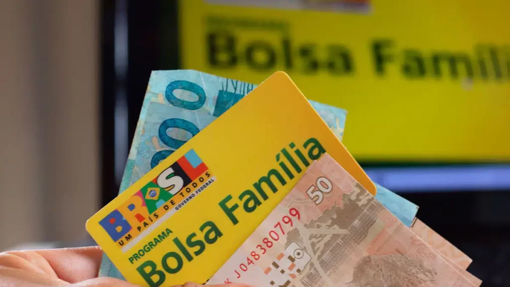 Imagem Ilustrando a Notícia: Bolsa Família de R$ 600 com R$ 150 extra por criança começa a ser pago em março, diz ministro