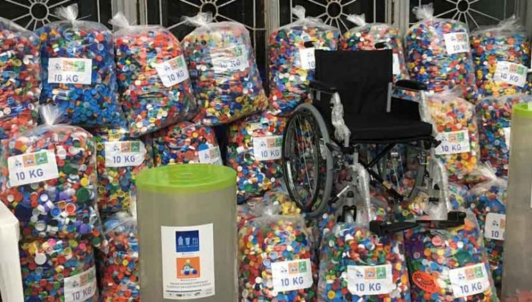 Imagem Ilustrando a Notícia: Tampinhas de plástico serão arrecadadas para compra de cadeiras de rodas em Aparecida