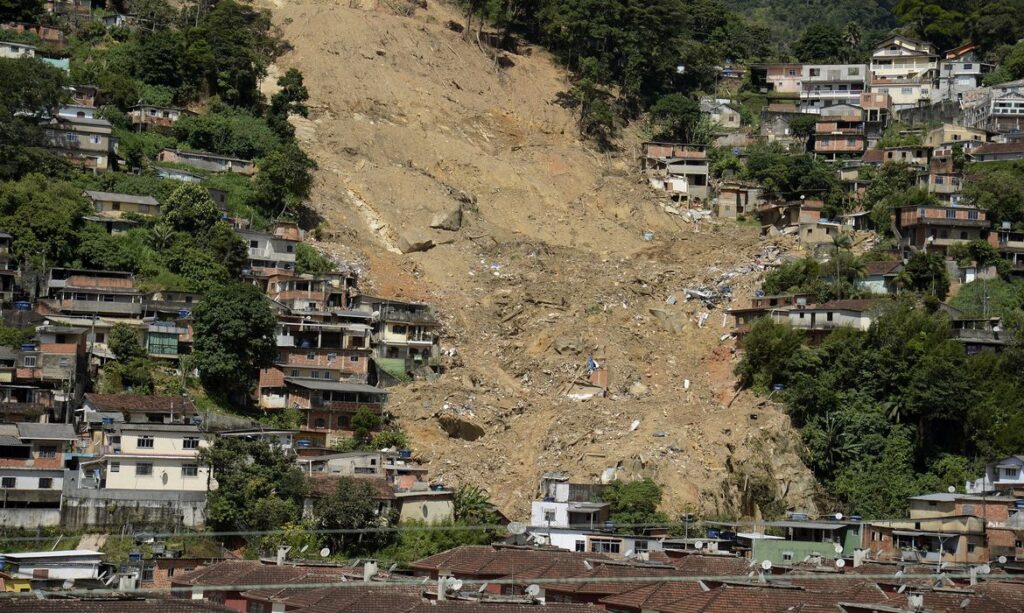 Imagem Ilustrando a Notícia: Quase 4 milhões de pessoas vivem em áreas de risco no Brasil 