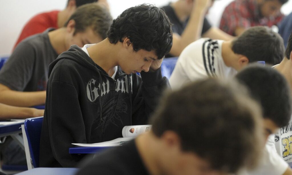 Imagem Ilustrando a Notícia: Provas do Enem são reaplicadas nesta terça e quarta-feira a 3,2 mil estudantes