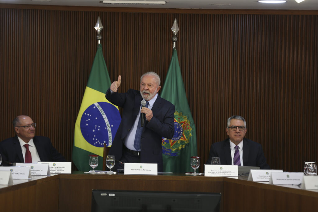 Imagem Ilustrando a Notícia: Em reunião com governadores, Lula diz que “país precisa voltar à normalidade”
