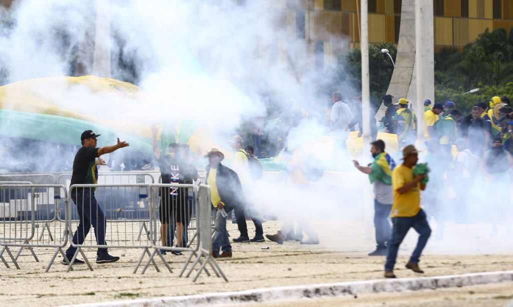 Imagem Ilustrando a Notícia: PGR denuncia mais 150 por atos antidemocráticos de 8 de janeiro