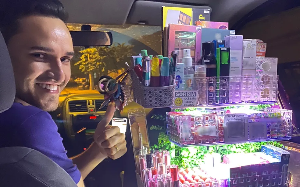 Imagem Ilustrando a Notícia: Motorista de aplicativo surpreende ao montar ‘mercado portátil’ para vender maquiagens à passageiras, em Goiânia