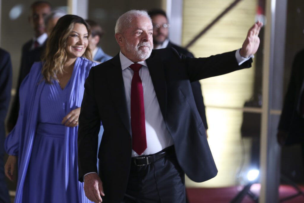 Imagem Ilustrando a Notícia: Lula determina revogação de processo de privatização de oito estatais
