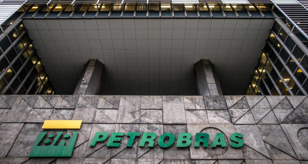 Imagem Ilustrando a Notícia: Petrobras anuncia aumento de 7,5% da gasolina para distribuidoras