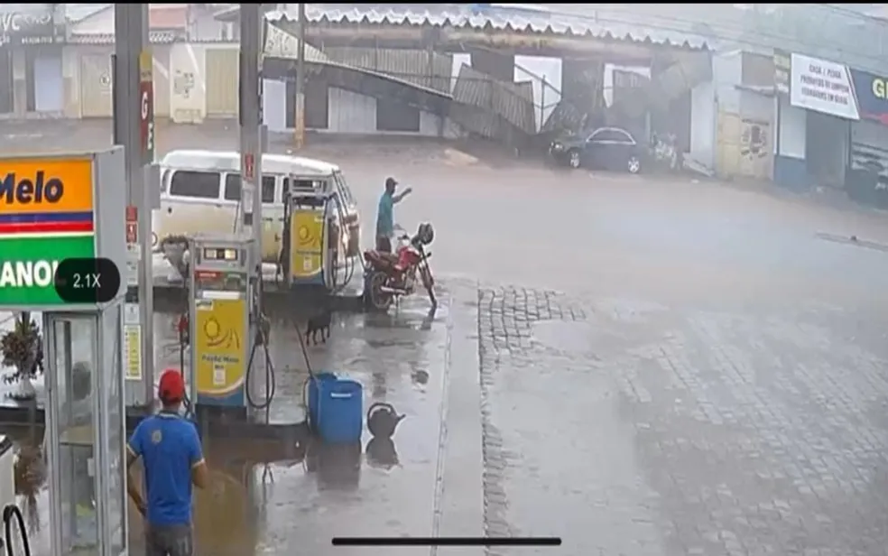 Imagem Ilustrando a Notícia: Homem sai ileso após fachada de loja desabar sobre ele em Nerópolis; veja vídeo
