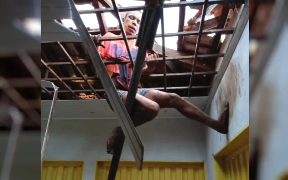 Imagem Ilustrando a Notícia: Homem fica preso no telhado após tentar furtar lanchonete no interior de Goiás