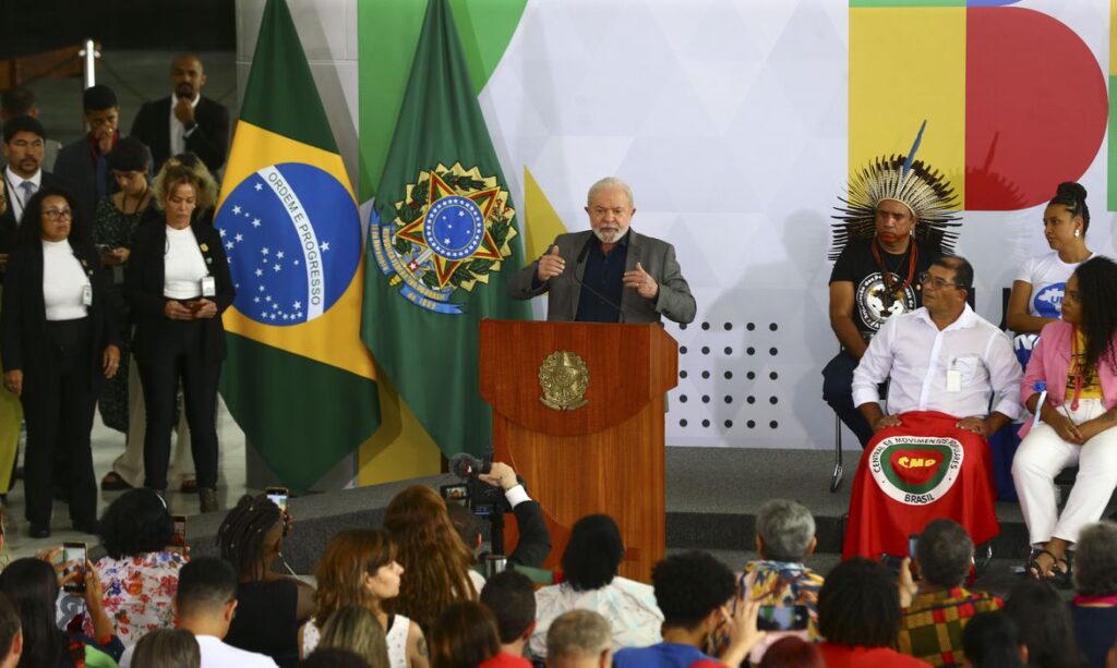 Imagem Ilustrando a Notícia: Lula assina decreto que cria o Conselho de Participação Social