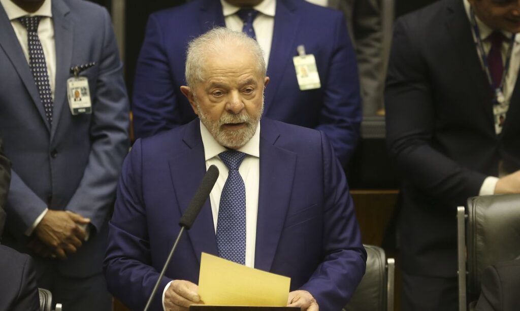 Imagem Ilustrando a Notícia: Em seu primeiro dia como presidente, Lula assina 52 decretos e 4 MPs