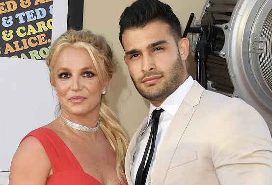 Imagem Ilustrando a Notícia: Amigos e marido de Britney Spears tentam interná-la novamente; cantora rebate rumores