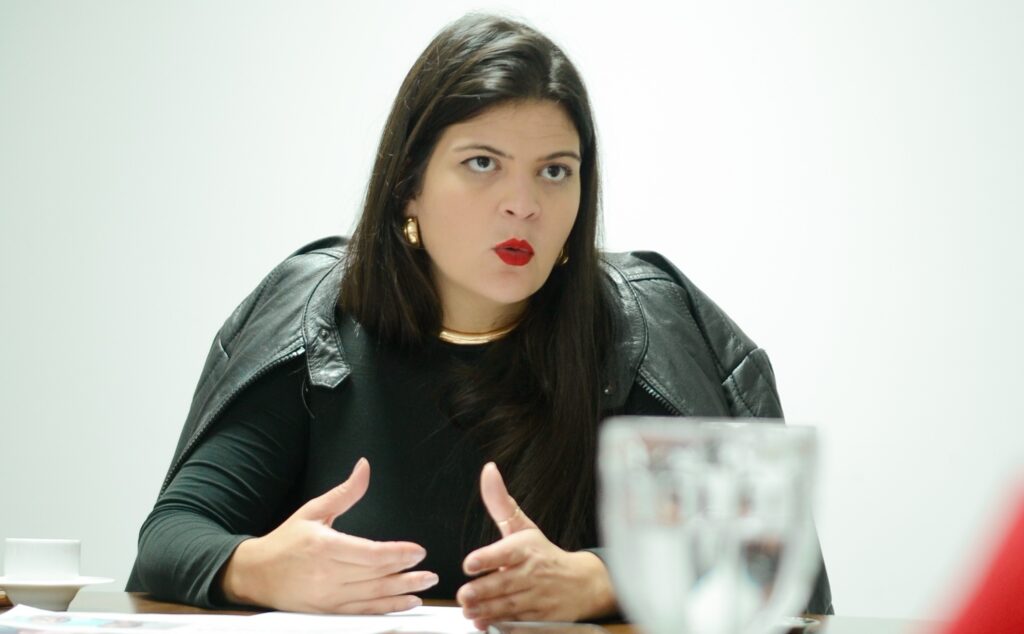 Imagem Ilustrando a Notícia: Prefeitura contesta críticas de Aava Santiago, que mantém posição