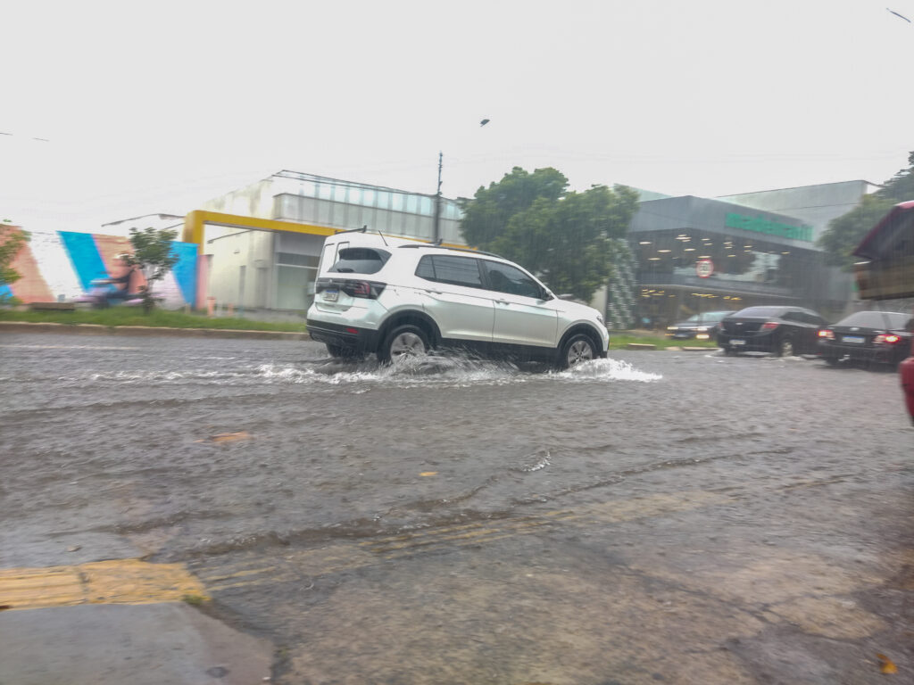 Imagem Ilustrando a Notícia: Fortes chuvas continuam causando transtornos e alagamentos em Goiânia