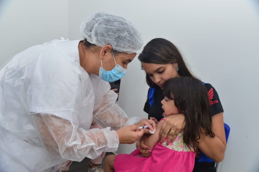 Imagem Ilustrando a Notícia: Saúde prevê plano de vacinação infantil em três etapas ao longo de 2023