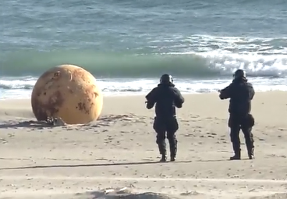 Imagem Ilustrando a Notícia: Esfera misteriosa de 1,5 metro é encontrada em praia no Japão; Veja o vídeo