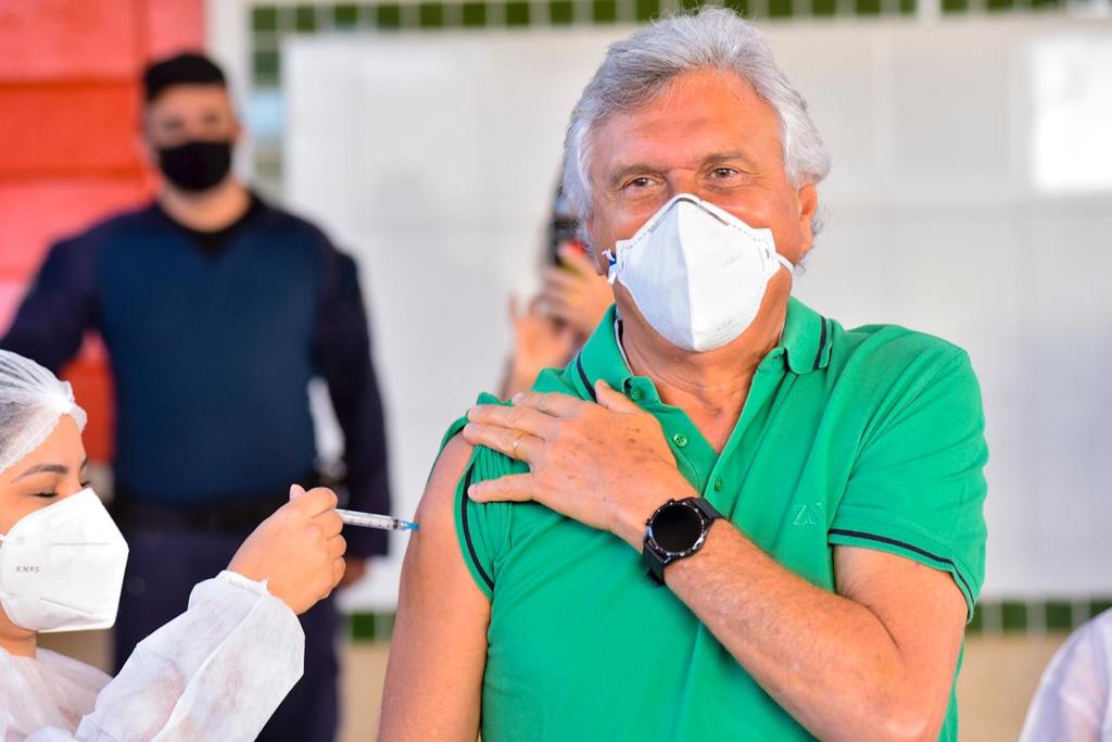 Imagem Ilustrando a Notícia: Caiado recebe dose da vacina bivalente contra Covid-19 um dia depois de Lula