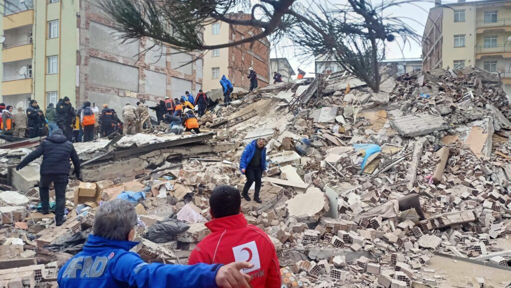 Imagem Ilustrando a Notícia: Número de mortos devido terremotos na Turquia e Síria passa de 11 mil