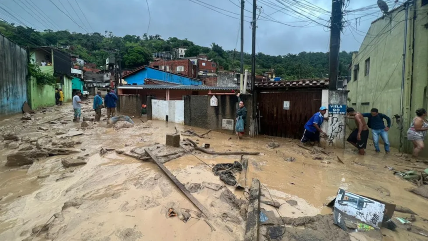 Imagem Ilustrando a Notícia: Tragédia: 36 pessoas morrem e quase 2,5 mil estão desabrigadas após chuvas no litoral de São Paulo