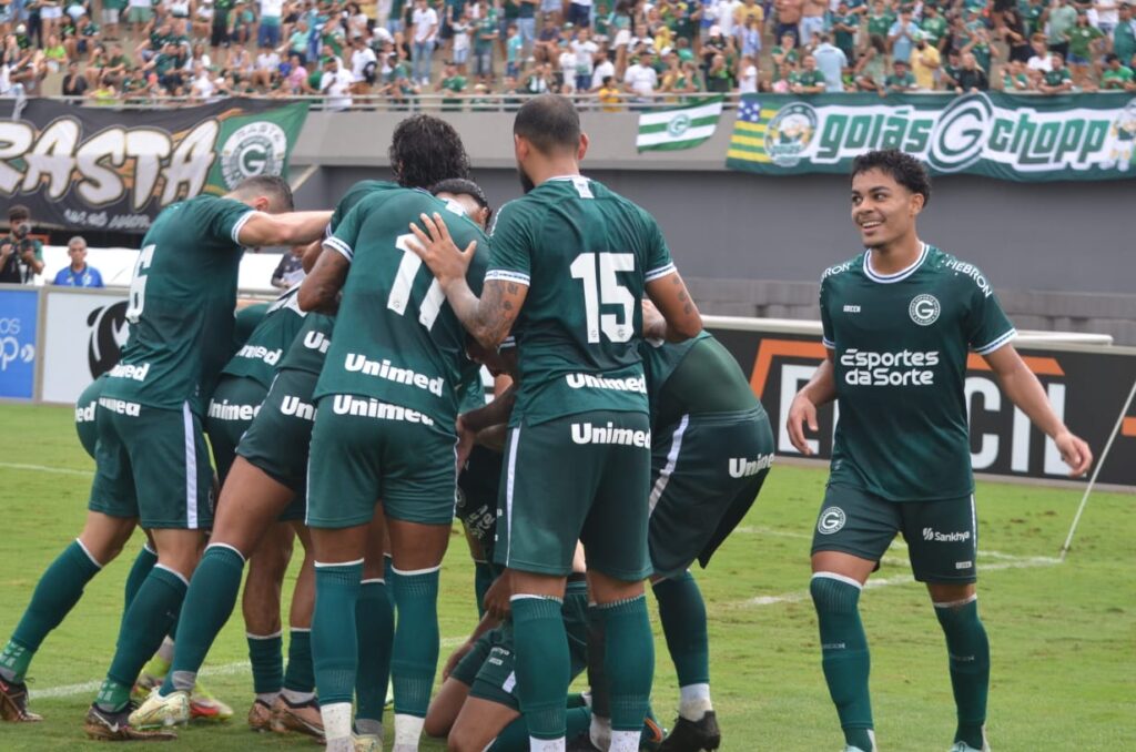 Imagem Ilustrando a Notícia: Goiás massacra o Goiânia e se aproxima da semifinal do Campeonato Goiano