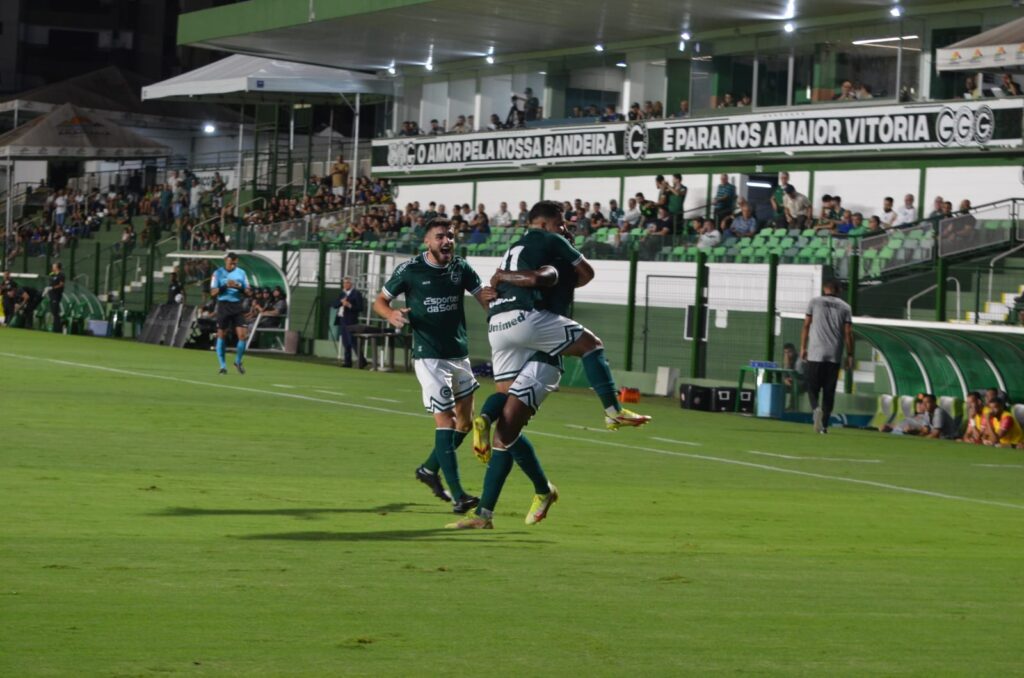 Imagem Ilustrando a Notícia: Goiás faz 3 a 0 União Rondonópolis e se classifica para as quartas da Copa Verde