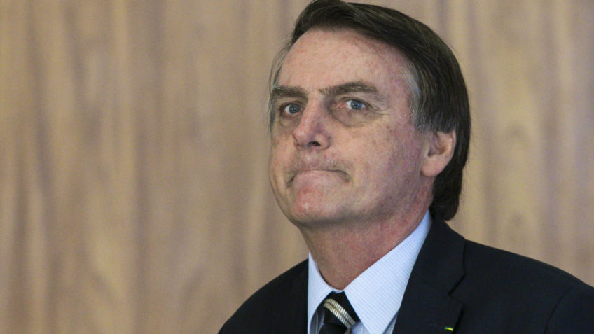 Imagem Ilustrando a Notícia: Ministro da CGU diz que Bolsonaro se vacinou contra Covid-19; ex-presidente nega
