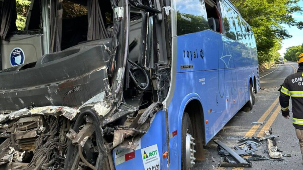 Imagem Ilustrando a Notícia: Ônibus colide com carreta e motorista fica preso nas ferragens na BR-020, em Posse