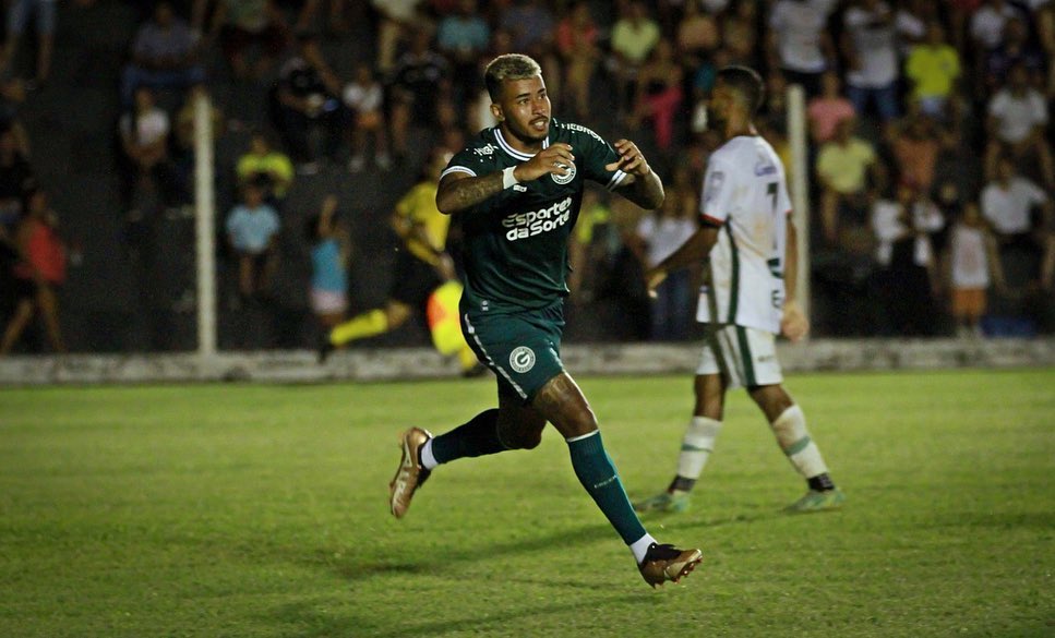 Imagem Ilustrando a Notícia: Philippe Costa comemora primeiro gol pelo Goiás
