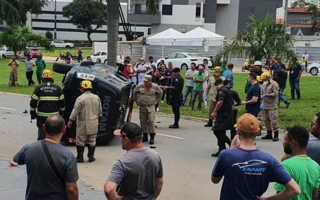 Imagem Ilustrando a Notícia: Policiais militares sofrem batida com viatura da Rotam na capital, nesta sexta-feira