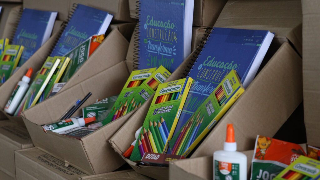 Imagem Ilustrando a Notícia: Prefeitura conclui entrega de kits de material escolar para alunos do ensino fundamental de Goiânia