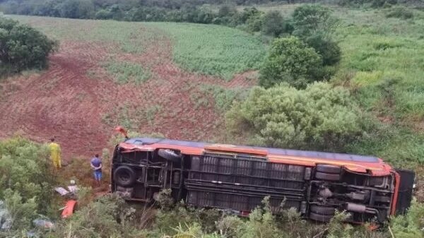 Imagem Ilustrando a Notícia: Ônibus tomba em barranco às margens de rodovia e 35 pessoas ficam feridas, no RS