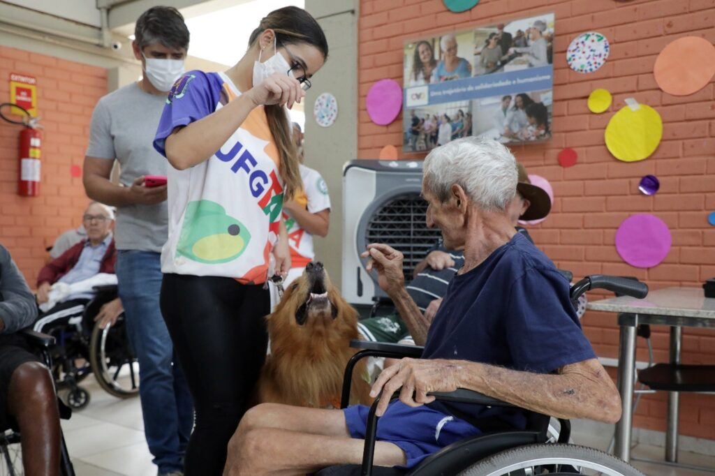 Imagem Ilustrando a Notícia: “Cãoterapia” diverte idosos acolhidos em unidade da OVG, em Goiânia