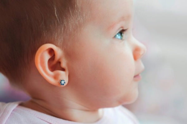 Imagem Ilustrando a Notícia: Perfurar orelhas de bebês recém-nascidos pode causar problemas de saúde? Entenda