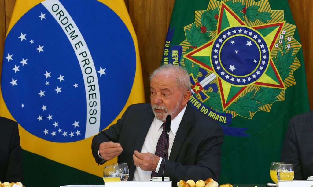 Imagem Ilustrando a Notícia: Lula aposta em retomada de obras para impulsionar economia