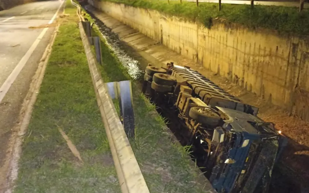 Imagem Ilustrando a Notícia: Caminhão cai no córrego da Marginal Botafogo, em Goiânia