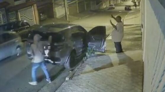 Imagem Ilustrando a Notícia: Câmeras gravam momento em que cantor Péricles é assaltado à mão armada em São Paulo