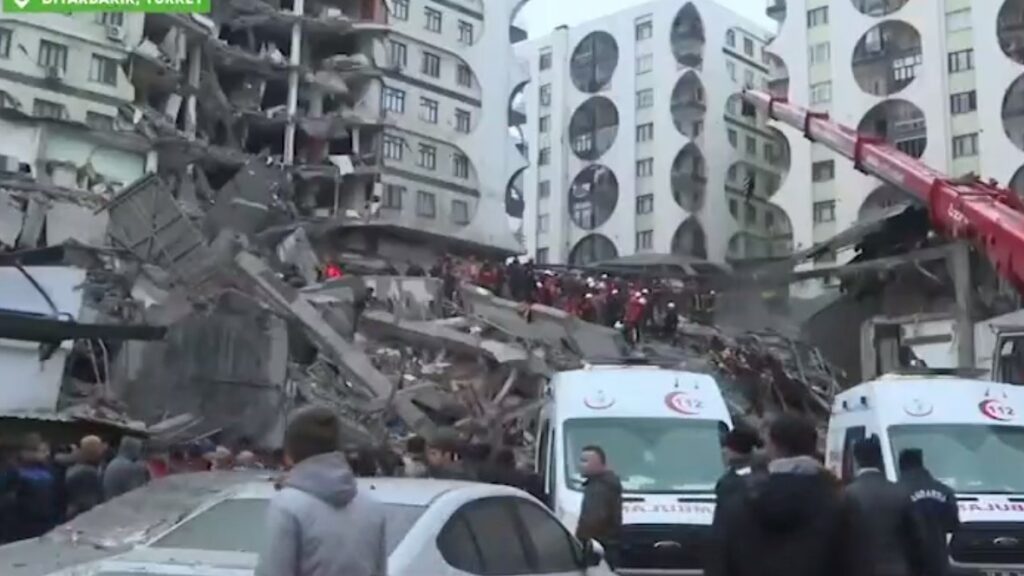 Imagem Ilustrando a Notícia: Número de mortos em terremoto na Turquia e na Síria passa de 5 mil