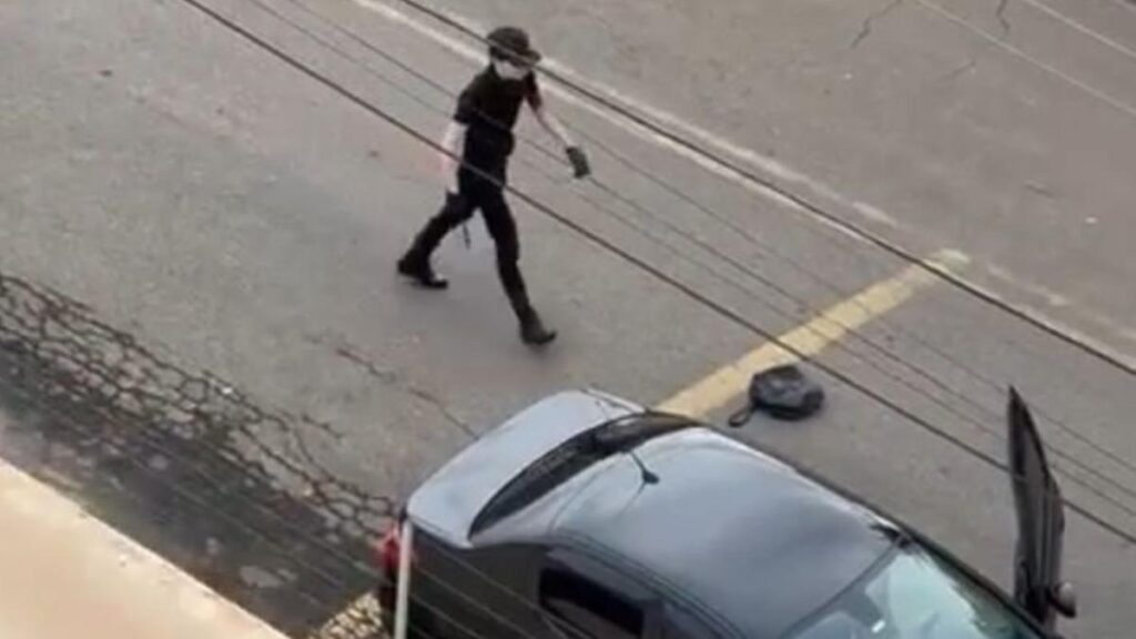 Imagem Ilustrando a Notícia: Polícia detém jovem que tentava invadir escola com machado e coquetéis molotov, em SP