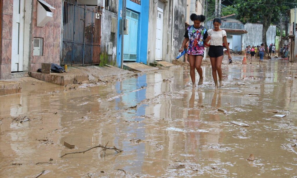 Imagem Ilustrando a Notícia: Mortes no litoral paulista por causa das chuvas chegam a 46