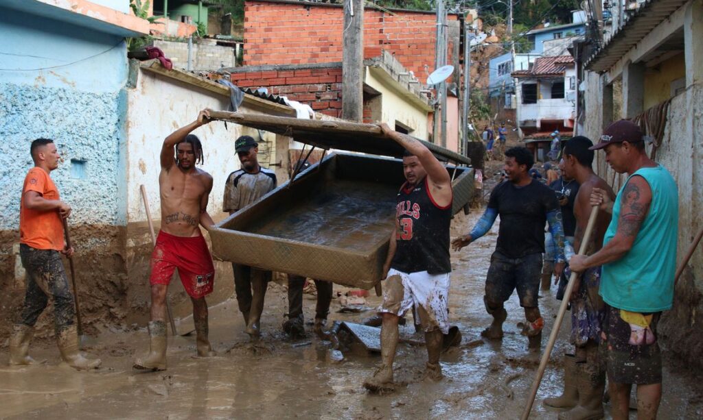 Imagem Ilustrando a Notícia: Famílias vítimas dos temporais no litoral norte de SP receberão 7,5 toneladas de doações