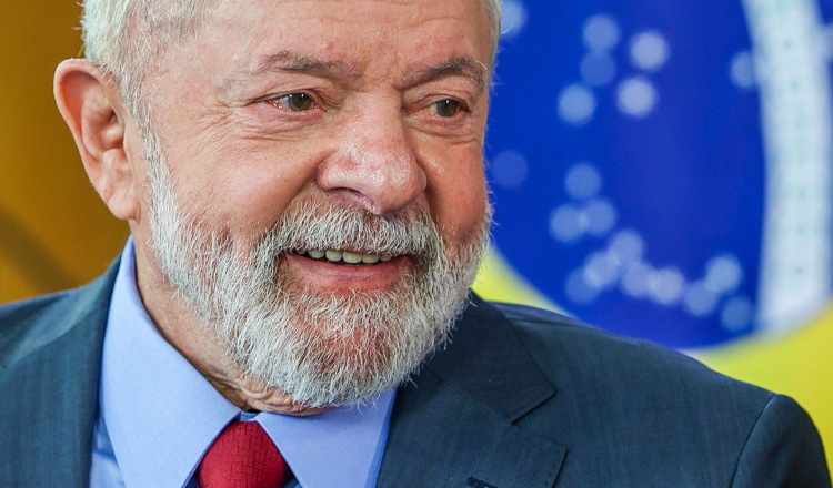 Imagem Ilustrando a Notícia: Lula anuncia salário mínimo de R$ 1.320 e isenção de IR a R$ 2.640
