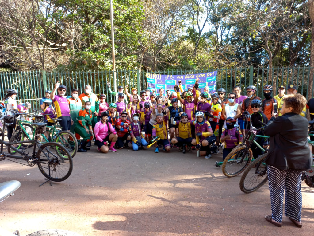 Imagem Ilustrando a Notícia: Grupo com deficientes visuais realiza passeio ciclístico em Goiânia