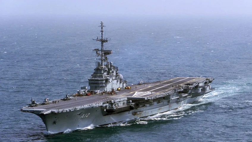 Imagem Ilustrando a Notícia: Marinha afunda porta-aviões em alto mar